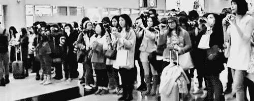 아이돌들 공항 내부에서 사진찍히는 모습.jpg | 인스티즈