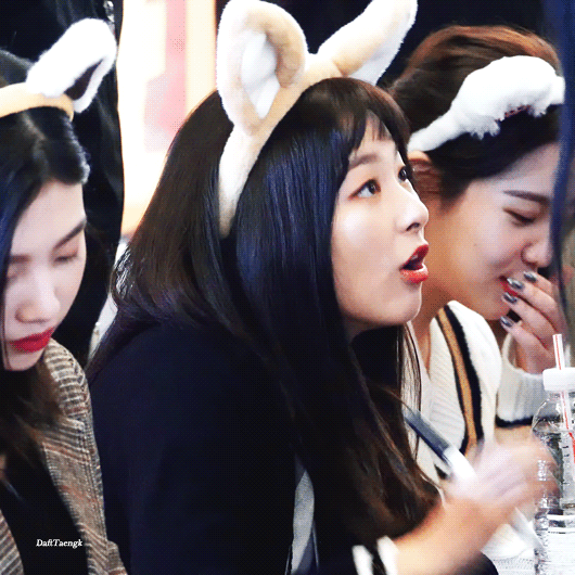 [레드벨벳] 팬 싸인회 머리띠한 곰슬기.jpgif | 인스티즈