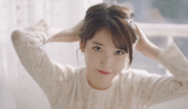 머리 묶는 아이유 | 인스티즈