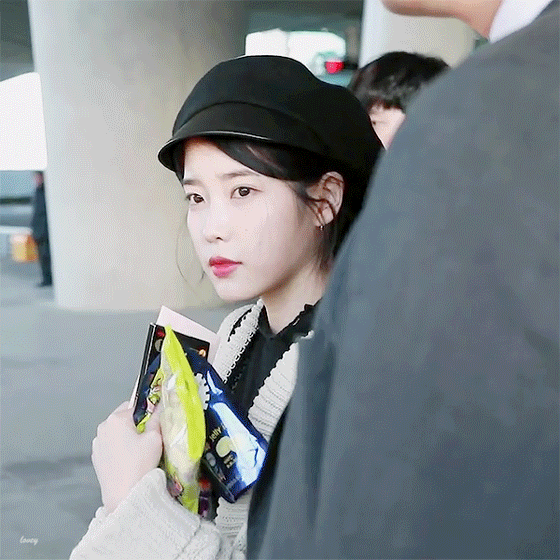 본인 찍고 있는 기자님 카메라 보고 인사해주는 오늘자 아이유.gif | 인스티즈
