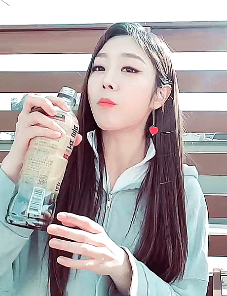 블랙보리 먹방하는 지수.gif | 인스티즈