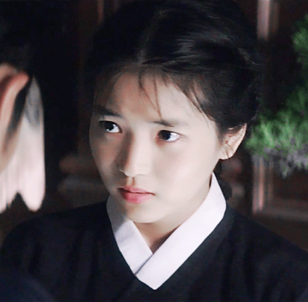 위협하는 김태리.gif | 인스티즈
