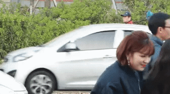 트와이스 팬미팅 뒤로 보이는 신비한 아저씨 | 인스티즈