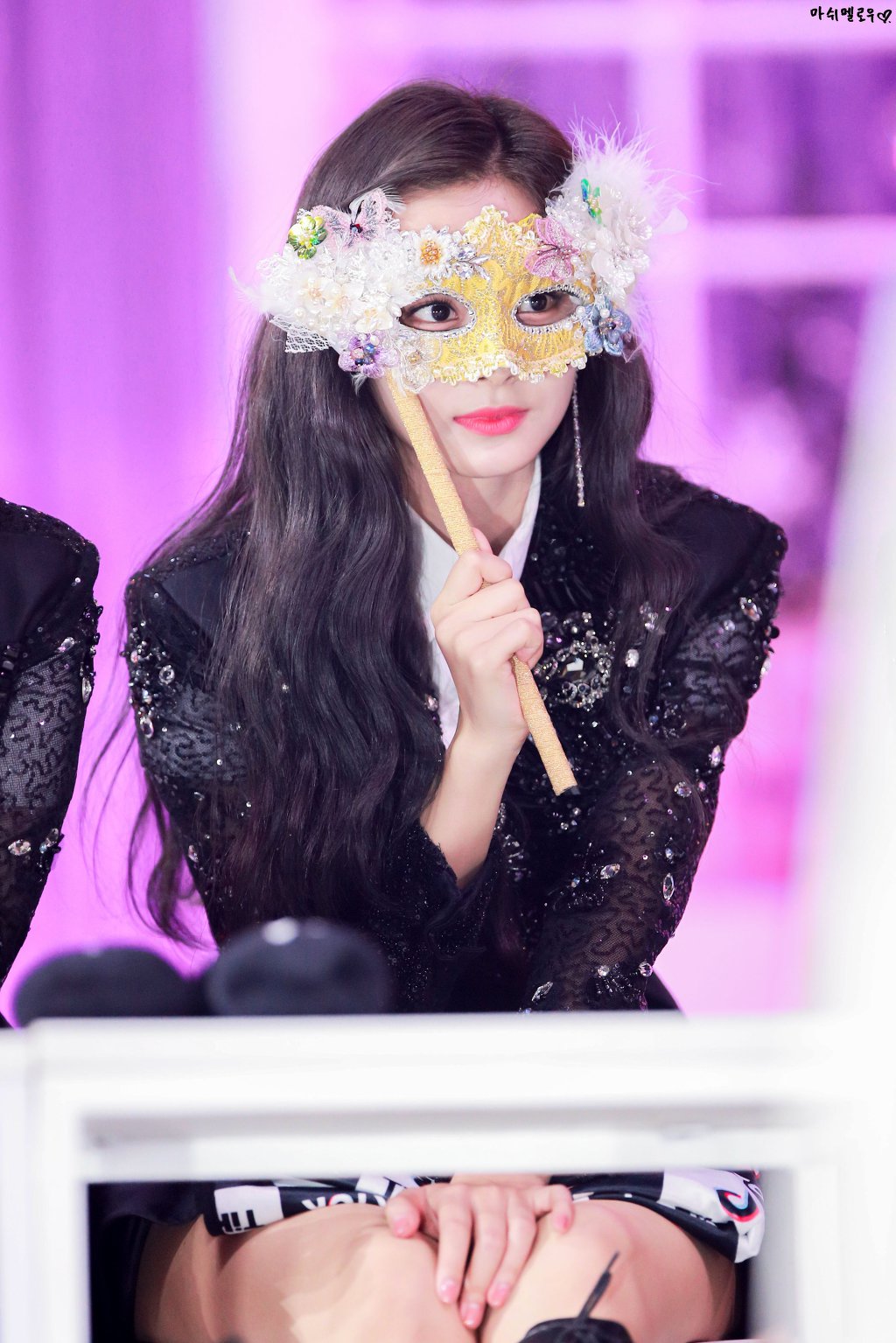 감탄만 나오는 최근 쯔위의 미모.jpgif | 인스티즈