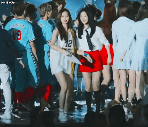 관객한테 90도 사과하는 김도연과 정채연 | 인스티즈