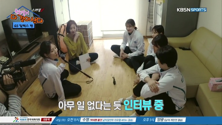 방송 중 막내에게 몰카시전하는 언니들.jpg | 인스티즈