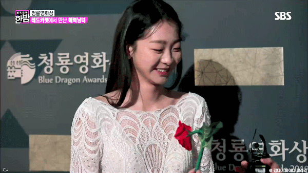 꽃 보고 좋아하는 배우 김다미.gif | 인스티즈