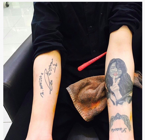 자기얼굴 문신한 팬보고 놀라는 아이유.gif | 인스티즈