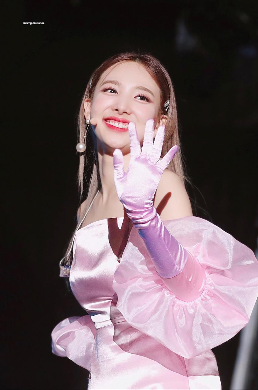 핑크핑크 열매 먹은 나연이 | 인스티즈