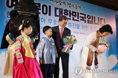국빈초청으로 인니 가서 동포간담회하는 문재인대통령,김정숙 여사님.jpg | 인스티즈